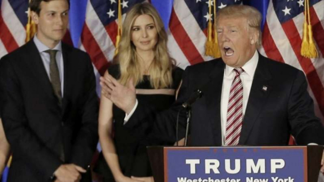 Ivanka Trump (tengah) saat mendampingi Donald Trump berkampanye.