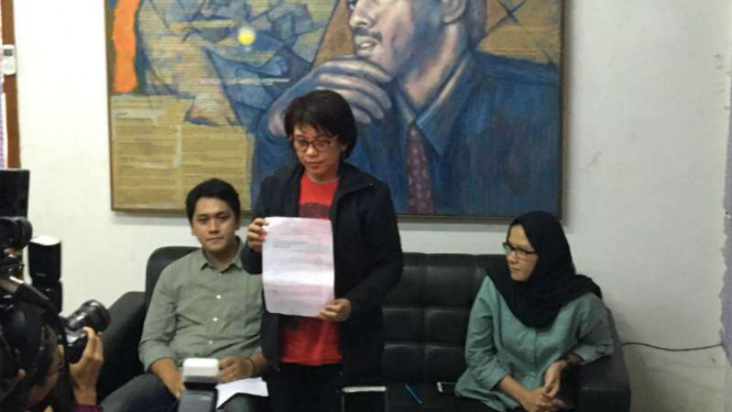 Istri almarhum Munir, Suciwati, menunjukkan surat ultimatum pada Presiden