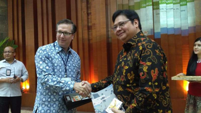 Menteri Perindustrian Airlangga Hartarto (Kanan)