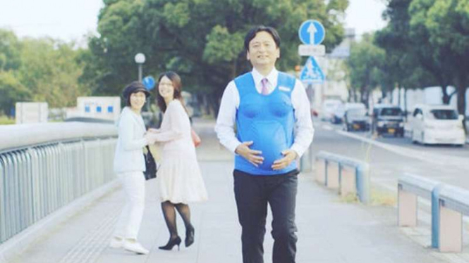 Yoshinori Yamaguchi, Gubernur Saga, mencoba rompi hamil.