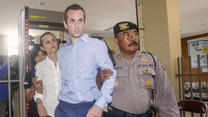 Warga Inggris, David Taylor, dan warga Australia, Sara Connor, terbukti bersalah membunuh seorang polisi di Bali. David James Taylor divonis 6 tahun penjara. Sementara sang kekasih, Sara Connor, diganjar 4 tahun hukuman bui.