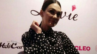 Luna Maya Luncurkan Bulu Mata Palsu, Saingi Syahrini