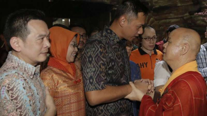 Bakal calon gubernur dan wakil gubernur DKI, Agus Harimurti Yudhoyono dan Sylviana Murni kunjungi Vihara Avalokitesvara, Jakarta, Rabu, 19 Oktober 2016.