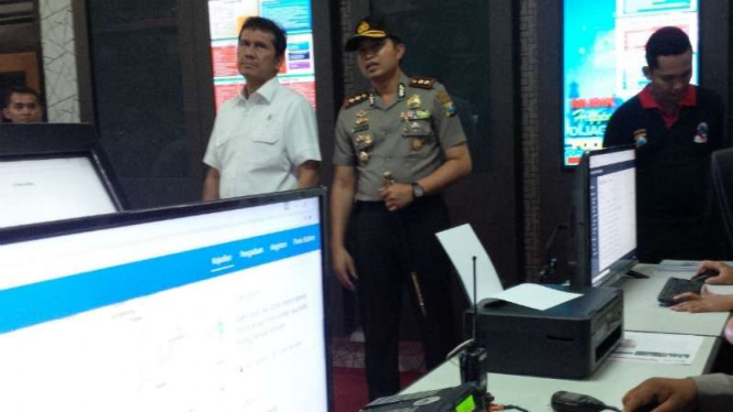 Menteri Pendayagunaan Aparatur Negara dan Birokrasi Reformasi, Asman Abnur (berkemeja putih), saat mengunjungi Markas Polres Bojonegoro di Jawa Timur pada Rabu, 19 Oktober 2016.