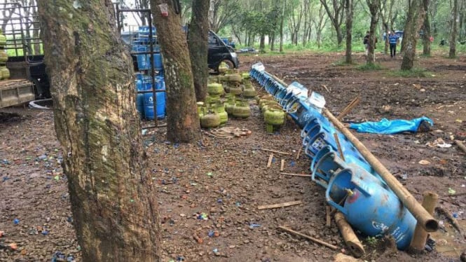 Aparat Polda Metro Jaya menggerebek sebuah tempat pengoplosan gas Elpiji di sebuah hutan pohon karet di Kabupaten Tangerang, Banten, pada Rabu petang, 19 Oktober 2016.