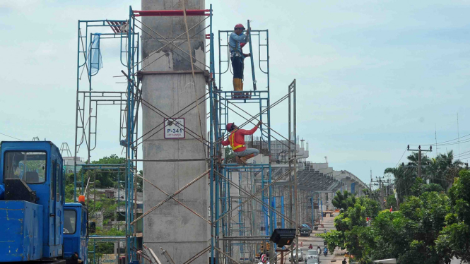 Pembangunan Light Rail Transit (LRT) atau kereta api ringan di Palembang, Sumatera Selatan.