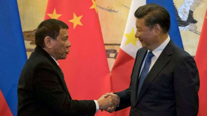 Presiden Filipina dan Presiden China bersalaman.