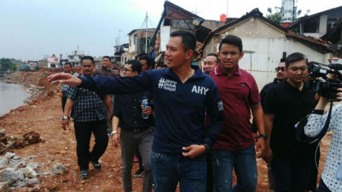 Calon Gubernur DKI Agus Harimurti Yudhoyono saat kunjungi Bukit Duri, Kamis, 20 Oktober 2016.