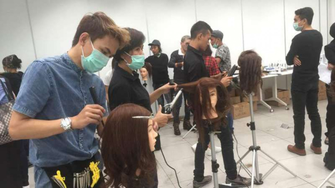 Persiapan tim penata rambut jelang Jakarta Fashion Week