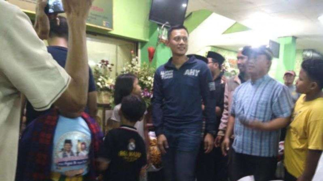 Agus Harimurti Yudhoyono saat kunjungi Pasar Bunga Rawa Belong