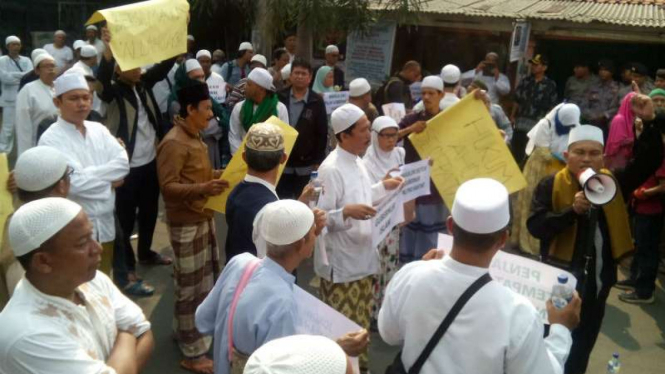 Warga Tebet menolak kedatangan Gubernur DKI Basuki Tjahaja Purnama, Jumat, 21 Oktober 2016.