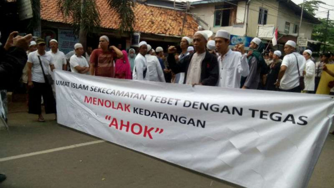 Sejumlah warga Tebet menolak kedatangan Gubernur DKI Basuki Tjahaja Purnama, Jumat, 21 Oktober 2016.