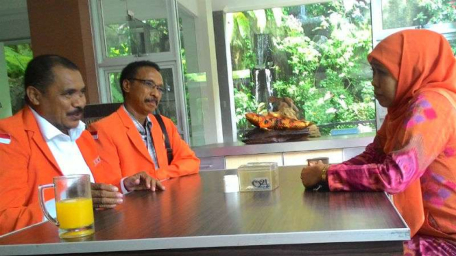Menteri Sosial, Khofifah Indar Parawansa, saat menerima penjelasan Ketua Umum Kokpit, Batista Sufakefi, soal kabar pungli kompensasi eks Timor-Timur di Kota Batu, Jatim, pada Jumat, 21 Oktober 2016.