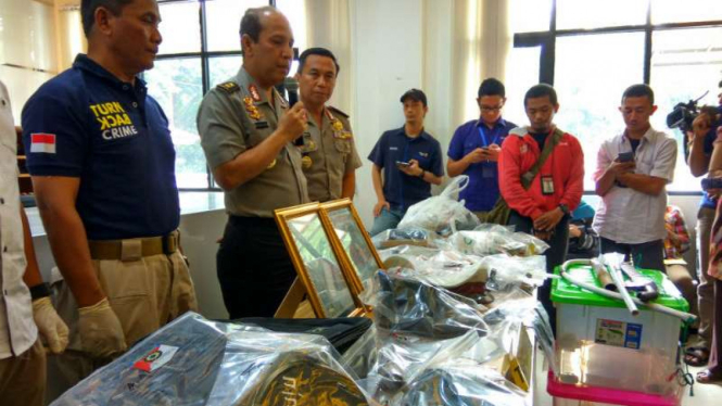 Barang bukti yang disita polisi dari tangan Sultan Aziansyah.