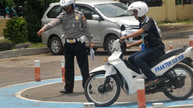 Praktek ujian pembuatan SIM di Polres Tegal, Jawa Tengah