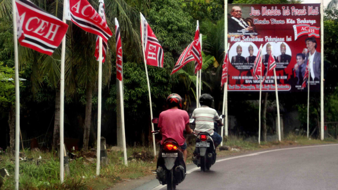 Bendera Partai Aceh (PA) di kawasan Kandang Lhokseumawe, Provinsi Aceh, beberapa waktu lalu.
