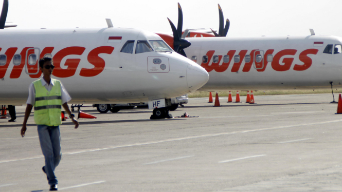 Pesawat ATR 72-600 milik maskapai penerbangan Lion Air parkir di Bandara El Tari