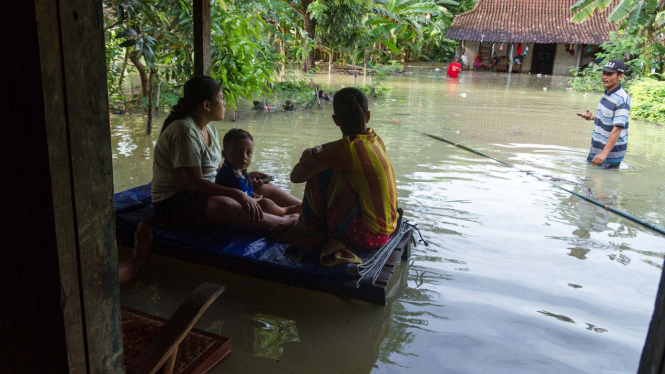 Ilustrasi/Warga korban banjir bertahan di rumah mereka