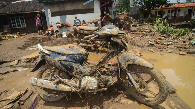 Sebuah motor dipenuhi lumpur usai banjir bandang di Garut