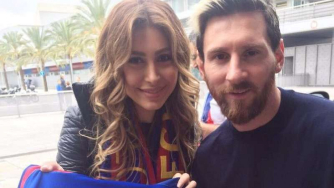 Lionel Messi bersama bintang pop Lebanon, Yara