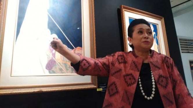 Seniman Sasya saat memamerkan lukisannya di Surabaya.