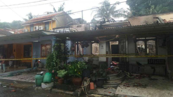 Sebuah rumah milik keluarga Yohanes Prasetyo di kompleks Perumahan Taman Ubud 2, Kabupaten Tangerang, Banten, kebakaran pada Sabtu pagi, 22 Oktober 2016.