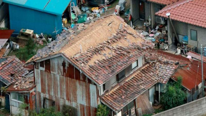 Atap sebuah rumah rusak akibat gempa di Jepang, Jumat, 21 Oktober 2016.