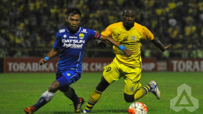 Pemain Persib Bandung, Toni Sucipto, saat hadapi Persegres Gresik United