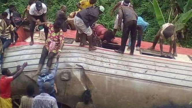 Upaya penyelamatan korban kereta anjlok di Kamerun, 20 Oktober 2016.