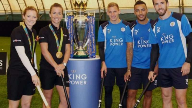 Pemain Leicester City menghadapi tim hoki Inggris Raya