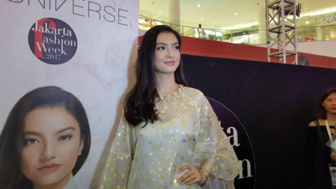 Raline Shah di acara Jakarta fashion week