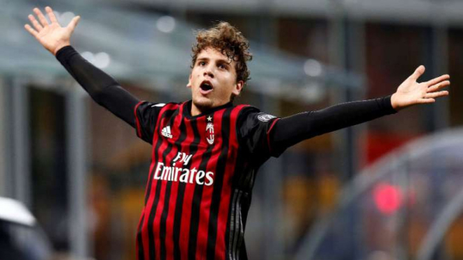 Gelandang remaja AC Milan, Manuel Locatelli merayakan gol ke gawang Juventus