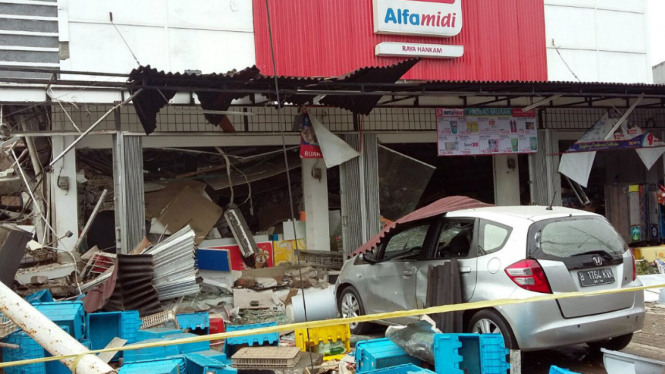 Satu ledakan terjadi di Alfamidi Jatiwarna, Bekasi, Minggu 23 Oktober 2016.