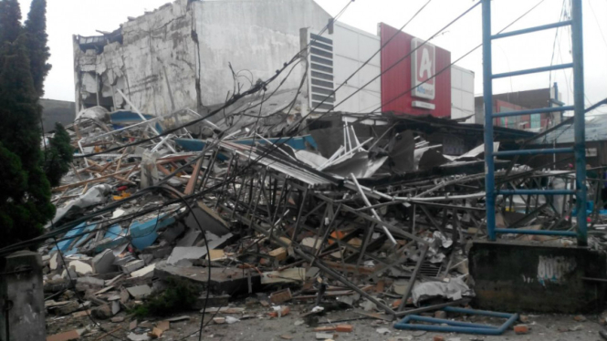 Satu ledakan terjadi di Alfamidi Jatiwarna, Bekasi, Minggu 23 Oktober 2016. 