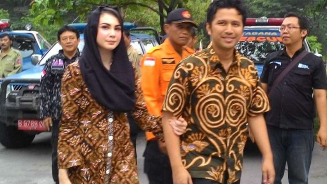 Bupati Trenggalek, Emil Dardak bersama istri, Arumi Bachsin.