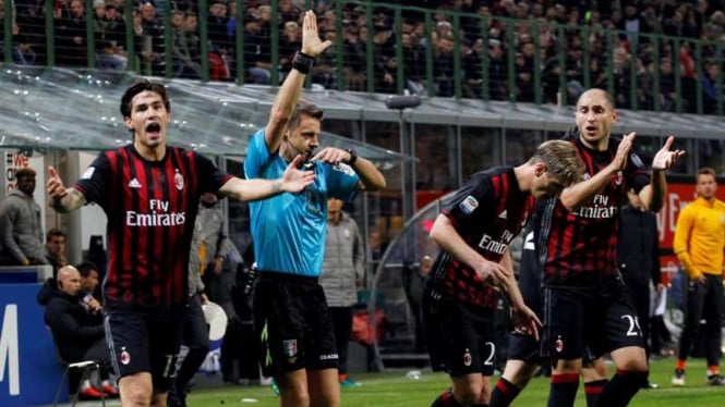 Pemain AC Milan saat protes keputusan wasit saat lawan Juventus.