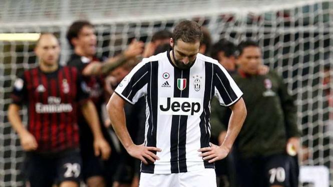 Reaksi pemain Juventus, Gonzalo Higuain, usai dikalahkan AC Milan