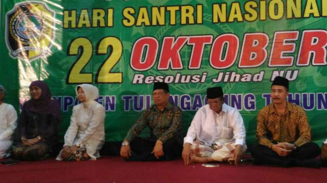 KH Hasyim Muzadi (tengah putih) dan Mensos Khofifah Indar Parawansa (paling kiri) di acara Hari Santri Nasional di Pendapa Kabupaten Tulungagung pada Sabtu malam, 22 Oktober 2016.
