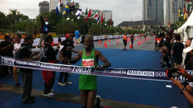 Pelari Kenya, Kennedy Kiproo, saat menyelesaikan balapan Jakarta Marathon 2016.
