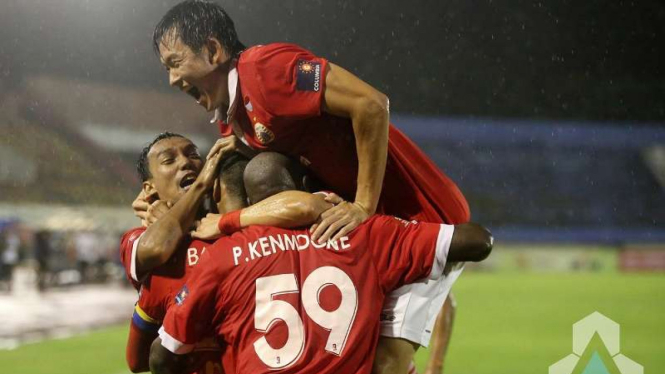 Para pemain Persija Jakarta merayakan gol.