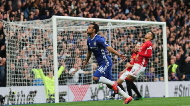 Pedro rayakan gol ke gawang Manchester United