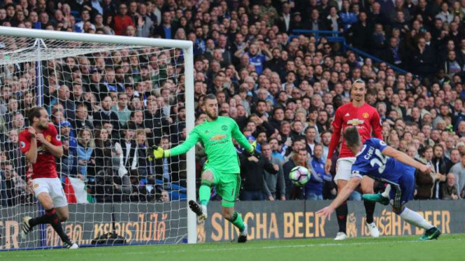 Gary Cahill mencetak gol kedua Chelsea ke gawang MU.