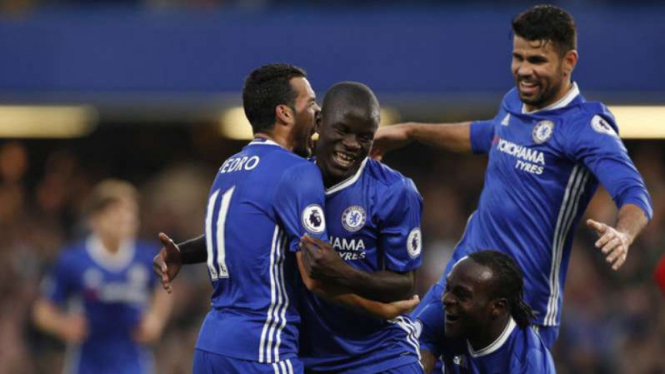 Pemain Chelsea merayakan gol laga kontra MU