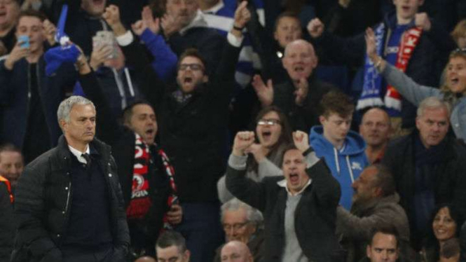 Jose Mourinho terlihat kesal dengan kekalahan dari Chelsea