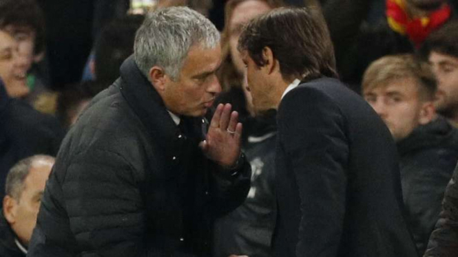 Bos MU Jose Mourinho berbicara dengan manajer Chelsea, Antonio Conte.