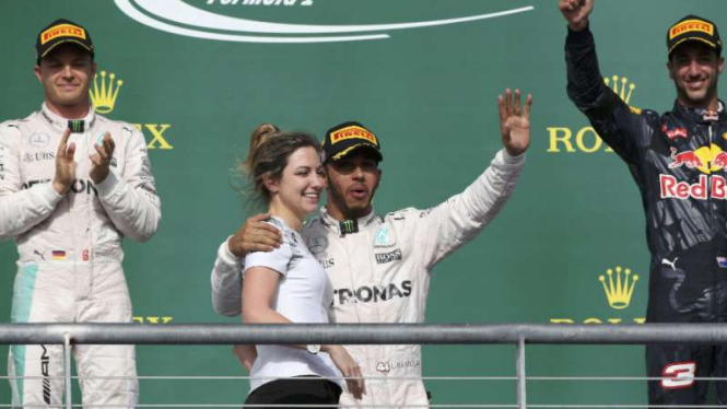 Lewis Hamilton (tengah) merayakan kemenangan di GP F1 Amerika Serikat