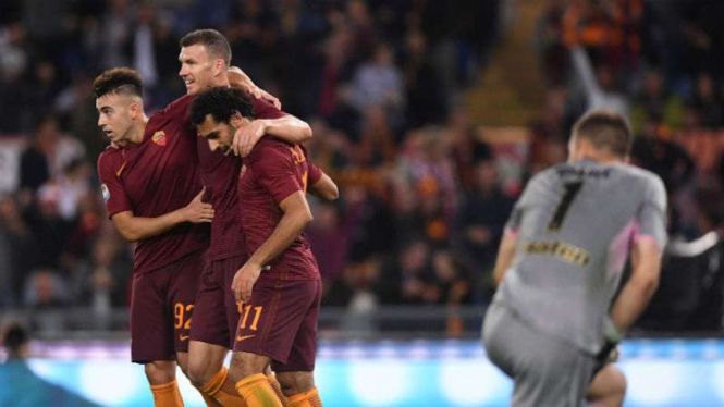 Pemain AS Roma rayakan gol ke gawang Palermo