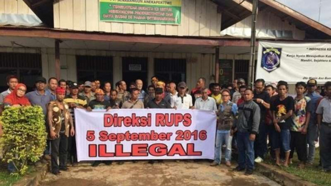 Aksi demo buruh dan karyawan perusahaan perkebunan sawit, PT Pradiksi Gunatama, di Kabupaten Paser Kalimantan Timur.