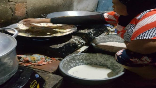 Ceu Marwah menggoreng dengan memakai tangan kosong.