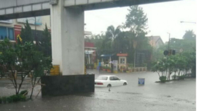 Kawasan Pasteur, Bandung, Jawa Barat terendam banjir, Senin, 24 Oktober 2016.